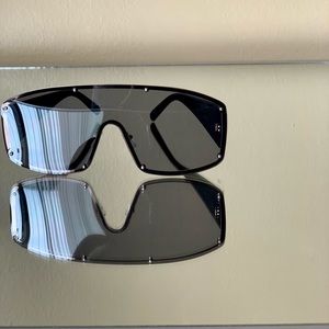 Women’s frameless sunglasses 😎